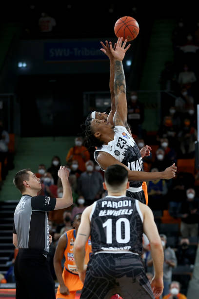 舆论场中占 舆论场中占