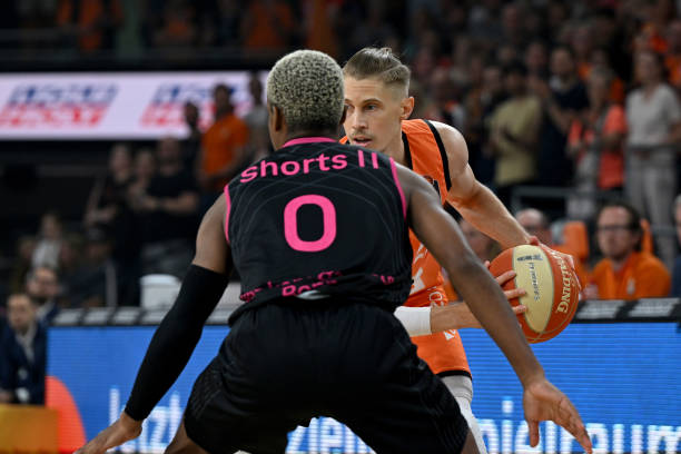 球员顽强拼 球员顽强拼