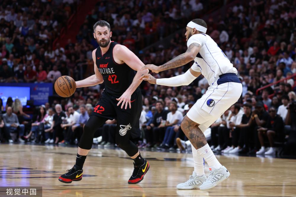 奥斯卡双响武磊伤退 上海海港2-1青岛西海岸仍领跑.